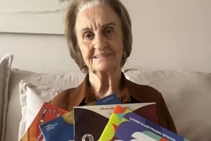 85歲球迷：最想要內馬爾的貼紙，缺少他的話我不會貼完這本貼紙冊