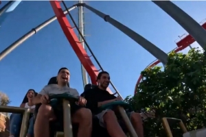 每體：巴薩全隊(duì)前往主題樂園游玩，球員攜家人獨(dú)享游樂設(shè)施