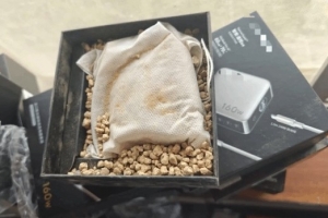 男子網購充電器退貨換成18盒沙子 賣家3400公里上門維權：不甘心