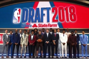 八年之后，我們四個(gè)一起打NBA總決賽