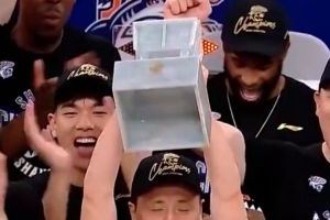 哈哈！上海奪冠慶祝瞬間 禮花沒準時噴出 于嘉專門又喊捧杯一遍