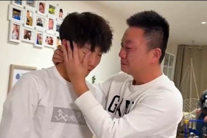 淚崩！拉瑪西亞中國(guó)第一人李昊炎回憶踢球歷程時(shí)淚崩，相擁而泣
