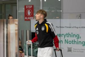 因傷無緣世界杯！圖片報：18歲卡爾已乘機返回德國，他顯然很失望