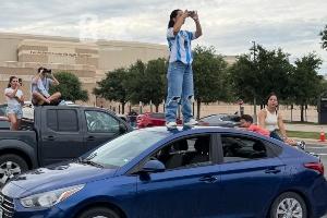 狂熱！阿根廷在得州訓練，球迷們站在車頂上看梅西和阿根廷球員
