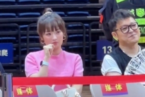 楊瀚森帶女友回到青島 亮相某球迷見面會