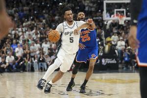 大橋防得馬刺三后衛15中2！卡約：他的超級能力是不失去防守位置