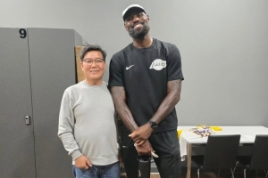 笑容滿面！網友曬與詹姆斯打室內高爾夫合影：GOAT&高爾夫初學者
