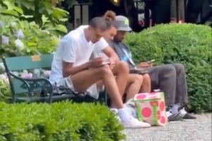 放松情緒！文班亞馬被拍到在紐約的一處公園里畫畫