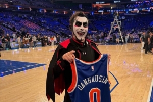 聯動！WWE明星丹·豪森也前往MSG觀戰G3 還獲贈特制球衣