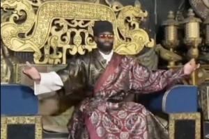 級(jí)別差得挺多美媒曬圖：文班去中國當(dāng)和尚 杰倫·布朗當(dāng)皇帝