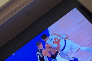 瓊阿梅尼曬照觀看NBA總決賽，配了多個頭頂冒火表情包
