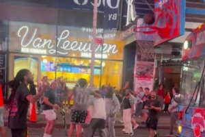氣氛火熱~安裝在大巴上的移動球筐現身紐約街頭 球迷紛紛嘗試投籃
