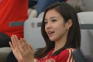 吧友們還記得嗎？韓國女主持繼續(xù)報道世界杯，12年前她曾一笑走紅