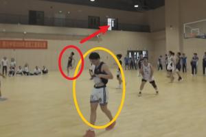 讓子彈再飛一會(huì)兒深圳一中學(xué)籃球比賽驚現(xiàn)不看筐背投壓哨絕殺