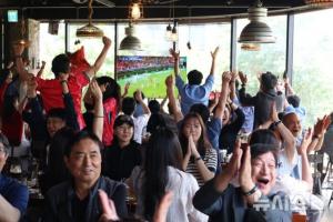 這就是世界杯！韓媒：韓國路上的士司機駐足看球，商場內市民慶祝
