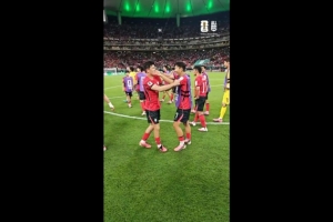 韓國隊賽后慶祝時，金玟哉給孫興慜戴上隊長袖標