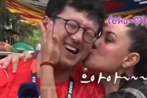 熱情女球迷韓國(guó)一記者在墨西哥報(bào)道世界杯，被球迷摟住親臉頰