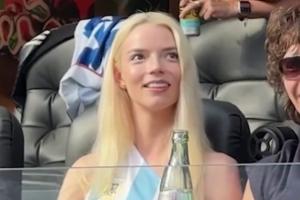 美英阿籍女演員安雅·泰勒-喬伊觀戰(zhàn)世界杯，身穿阿根廷元素衣服