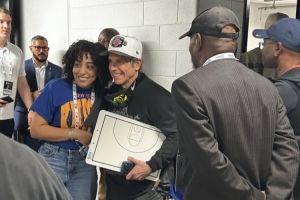 尼克斯死忠粉！本·斯蒂勒得到了邁克·布朗本場(chǎng)比賽使用的戰(zhàn)術(shù)板