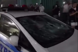 開始狂歡！球迷在紐約大街上慶祝&警車玻璃被砸穿 警察維護秩序
