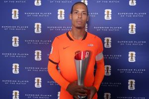 笑不出來冒頂被日本絕平，范戴克領取全場最佳獎杯時表情嚴肅