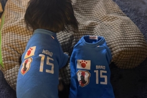 鐮田大地絕平后雙手指天慶祝，是紀(jì)念去世的愛犬