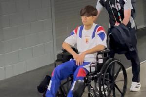 久保建英與鄧弗里斯相撞后傷退，賽后被拍到坐輪椅離開(kāi)