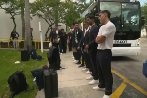 記者：烏拉圭隊首戰之前接受嚴格安檢，現場部署緝毒防暴犬