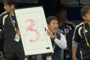 小川航基談森保一戰(zhàn)術(shù)板：只有邊線球員看的到時(shí)間，這是傳遞信息