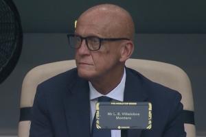 鷹眼！FIFA裁判委員會負責人，退役名哨科里納觀戰沙特vs烏拉圭