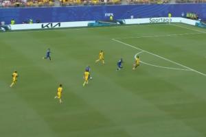 陳達毅中場斷球快速推進至禁區前，分邊力度太小被斷