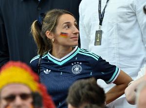 世界杯最具爭議伴侶？納格爾斯曼與女友形影不離，引發不小騷動