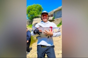 喜笑顏開！博主曬視頻，王大雷收獲釣魚生涯第一尾大青