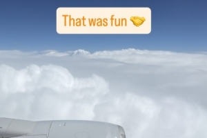 玩得很開心！德拉維多瓦曬回程航班舷窗照：真是一次有趣的旅程！