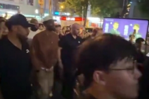 接地氣！歐文在成都街頭溜達 和球迷親切地打招呼