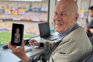 FIFA給88歲記者送紀念品，網友吐槽：當個人吧，8.99美元就能買到