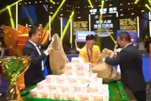 名場面獨牙中式九球總決賽，冠軍選手用麻袋將1000萬獎金裝走