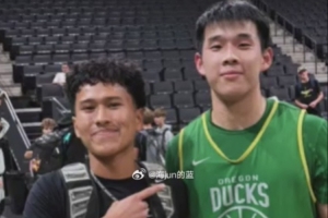 俄勒岡夏訓(xùn)林葳與球迷合影！媒體人：沒上場時(shí)間和球權(quán)去北卡干嘛
