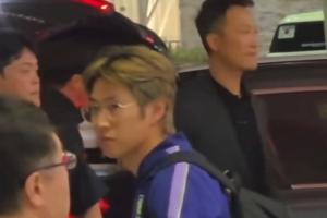 韓國球迷機場怒罵洪明甫，李剛仁站在一旁久久看向球迷若有所思