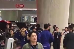 被狂罵！韓國隊在機場遭球迷怒吼輸出：**種洪明甫！年薪吐出來！