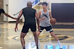 劉金雨海外特訓(xùn)！NBA訓(xùn)練師喬丹·勞利全場球局初體驗