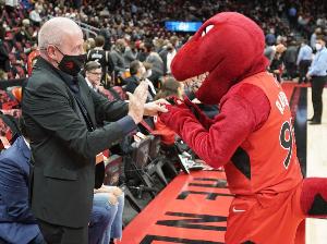 或將影響倫納德合同調查結果！猛龍老板塔南鮑姆是NBA董事會主席