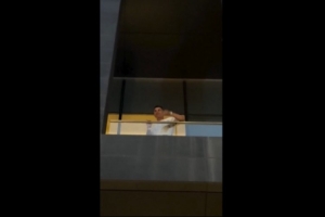 C羅在陽臺與球迷揮手致意，大量球迷歡呼