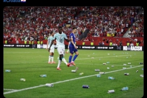 記者：FIFA將調(diào)查克羅地亞球迷扔瓶子，可能處罰克羅地亞足協(xié)