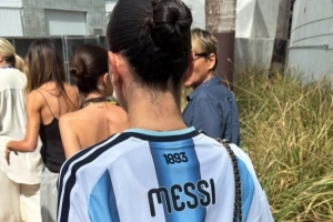 太陽報：小貝二兒子帶女友看世界杯，女友穿梅西球衣