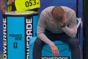暫0-1落后摩洛哥！加拿大主帥馬什在場邊手托腮，垂首連連搖頭