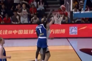 楊瀚森反擊被釘板！郭艾倫：20歲最好年紀的NBA新秀 直接砸進去啊