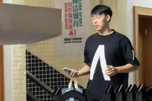 網友拍攝到之前在廣州養傷康復的張昊目前已回到廣東宏遠俱樂部