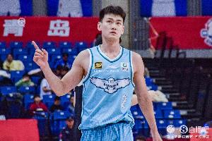 直播吧：青島隊與王睿澤就多年續約達成一致 他上賽季場均10.6分