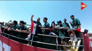 隊史世界杯淘汰賽首勝！埃及隊回國乘大巴游行慶祝，數(shù)千球迷迎接